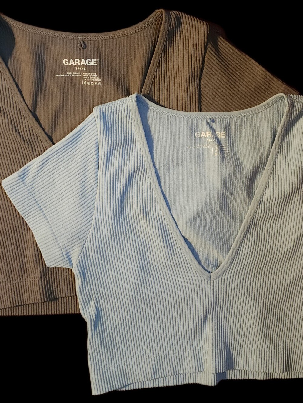 Set Of 2 GARAGE CROPPED V FRONT RIBBED T SIZE XS